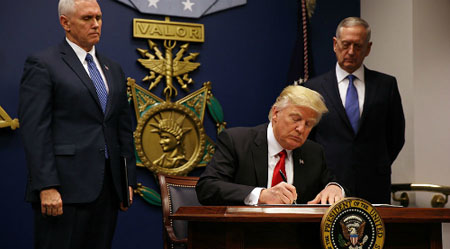 Trump ký sắc lệnh cấm nhập cảnh.